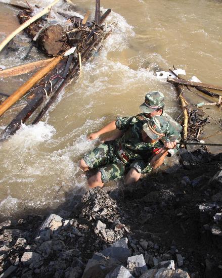 图文排障官兵多次被冲倒在水中