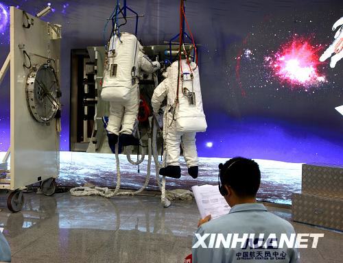 图文:航天员进行出舱活动程序训练2