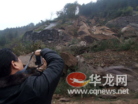 山体岩石坍塌滑落事故,滑落的岩石将通过忠县的"石遂"公路堵断两处,交