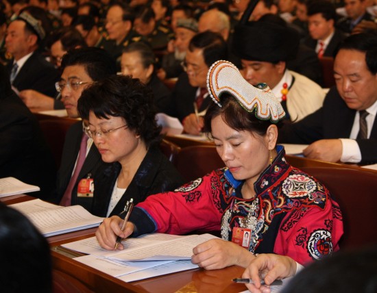 图文全国人大代表李福珍认真听会