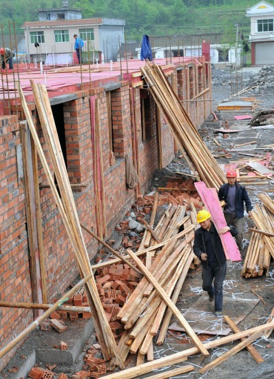 圖文:工人在農民永久性住房建設工地上工作