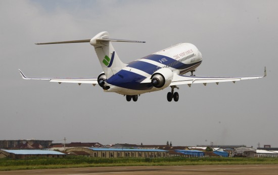 7月15日,arj21飛機騰空而起,飛離上海,奔赴西安.