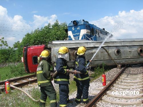 火车撞油罐车图片