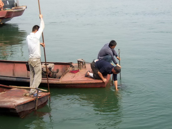 汉江襄樊段发生翻船事故1人失踪(组图)