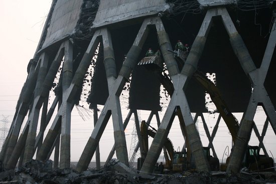 组图:河南新乡两座大功率冷却塔成功爆破