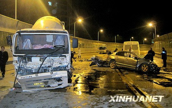 發生車禍的轎車與水泥攪拌車均嚴重受損(11月17日攝).