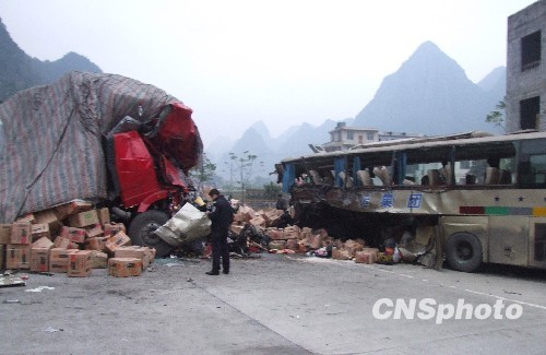 范思奇) 今天凌晨三时许,广西河池市都安县境内发生一起特大车祸,一辆
