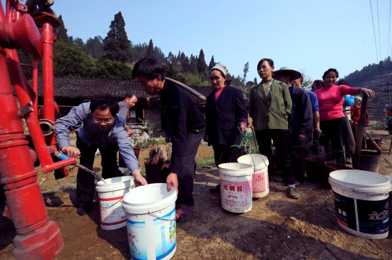 3月18日,重庆綦江县安稳镇农民张绍琼在找水途中.