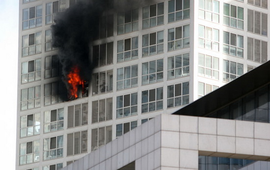 组图:北京中央商务区大楼发生火灾