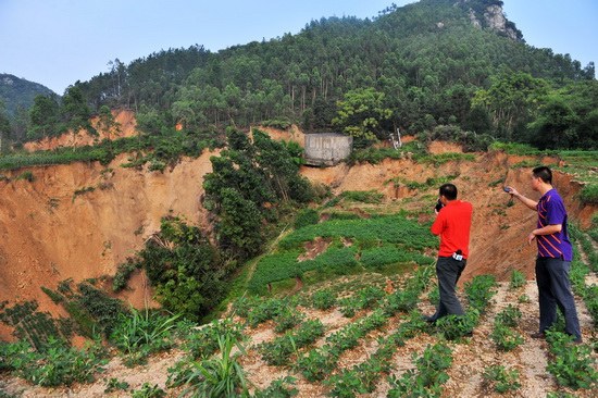 村民何发忠家的土墙房一面墙已经倒塌(6月3日摄.