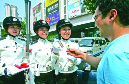 重慶女子交巡警開罰單後送平安鑰匙扣(組圖)