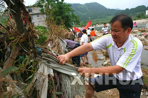 广西容县村党总支部奋战抢险救灾纪实(组图)