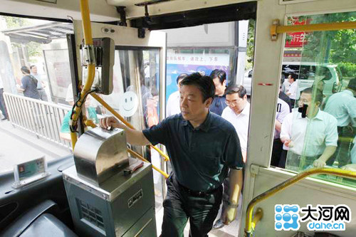 的乘客,正在郑州市调研的省委书记,省人大常委会主任卢展工来到这里