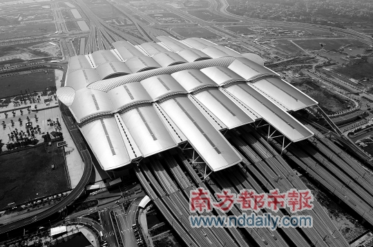 广州南站航拍图11月30日下午,和谐号在广珠城轨试跑,图为乳白色动车