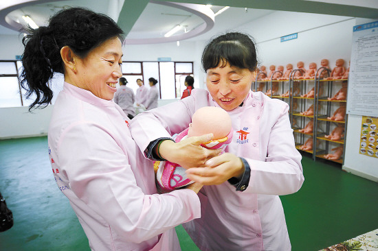 内地保姆赴港限制明年有望松动(组图)