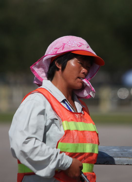 图文:环卫工人头戴毛巾在高温下工作