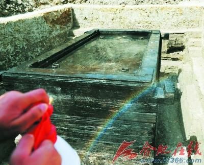 六安战国双墓按原计划吊棺 棺椁边出现彩虹(图)