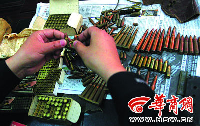 李大妈清理老伴遗物时发现了不少子弹,民警清点后竟有400余发 本报