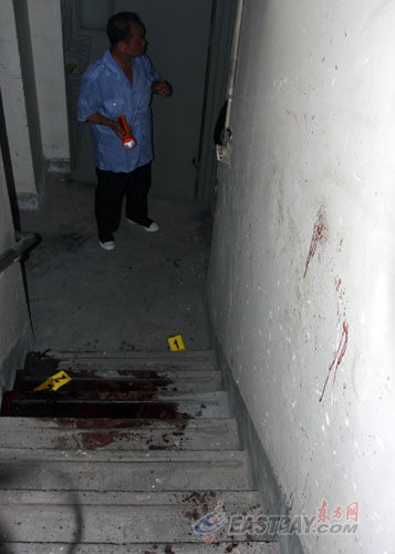 上海沪青平公路101弄华菁公寓一居民楼内发现一具女尸,警方介绍,遇害