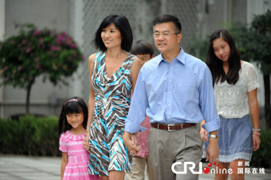 新任美国驻华大使骆家辉会见媒体(组图)