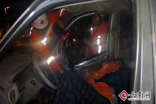 昆明昆禄路车祸1人被困 禄劝消防奋力解救(图)
