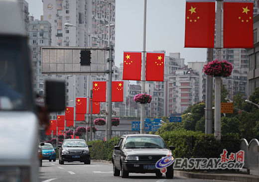 申城街头万面国旗飘扬组图