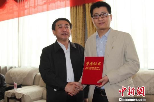 兰州市副市长戈银生(左)给孙荣颁发捐献造血干细胞荣誉证书.