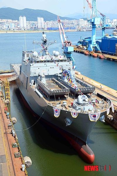 韩新型登陆舰天王峰舰下水 性能有大改善(图)