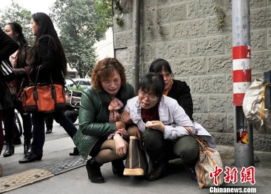 被害人亲属在宣判结束后痛哭流涕. 安源 摄