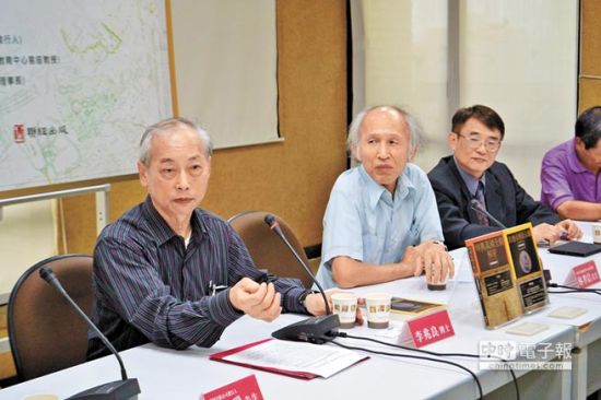 李兆良(左起),台湾世新大学教授林孝信,台湾"中华郑和学会理事长"赖进