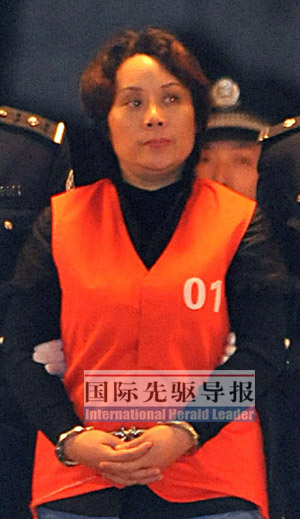 10月15日,谢才萍被押解走出法庭本报记者 杨磊/摄