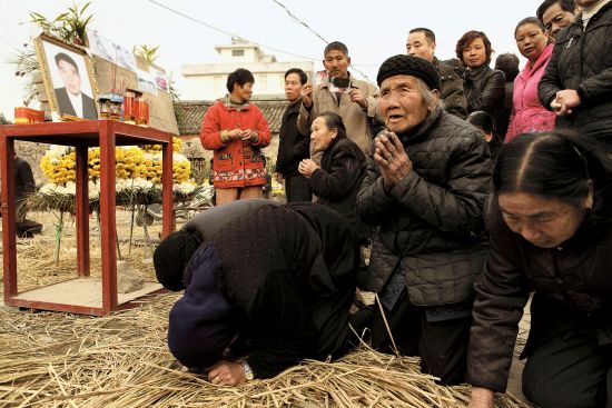 錢雲會出事後,村民在事故現場搭起了靈臺,老人們以本地的習俗為死者哭