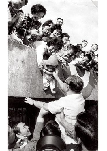 1977年，蒋经国在台湾的一次运动会上与民众交流。图/CFP