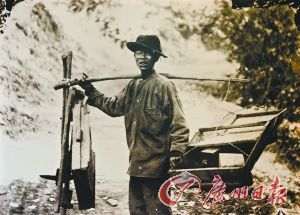 华人使用摇槽淘金的老照片。（翻拍于旧金山的美国华人历史学会展馆。）