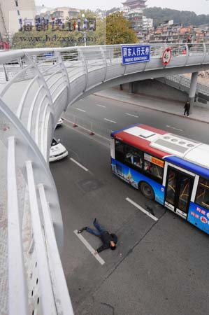福州华林路屏东人行天桥 中年男子跳桥自杀