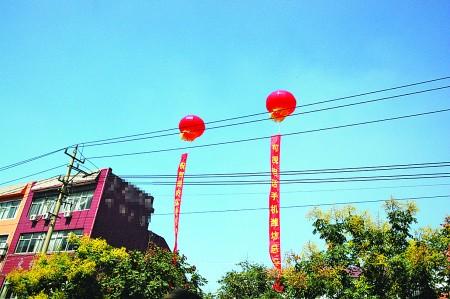 电线旁边风筝飞舞