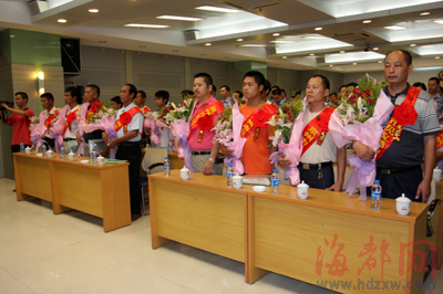 泉州市委常委,公安局长陈加瑶代表市委,市政府,号召全市人民向勇士们