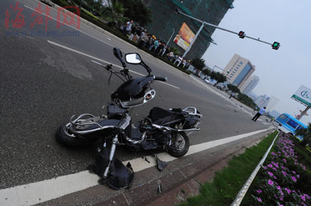 江滨大道斑马线 越野车电摩相撞 三死一伤