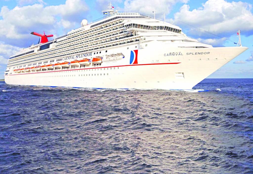 因为轮机舱失火而失去动力的"光辉嘉年华"号游轮.