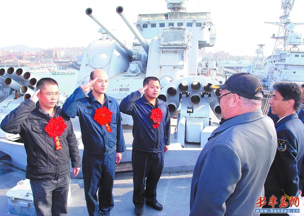 济南舰上许三多退伍 首任舰长亲自相送