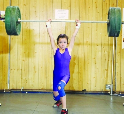 没有11岁女孩愿意与查利·克雷格掰手腕,因为她是同龄人中的大力士,能