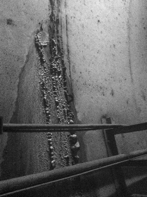 隧道壁上有裂缝在渗水