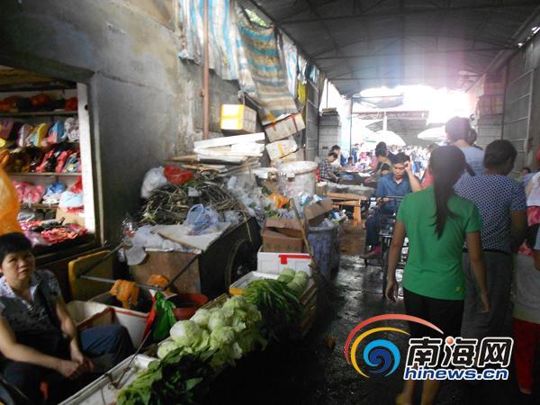 三亚荔枝沟:占道经营乱停乱放 脏乱差亟待解决