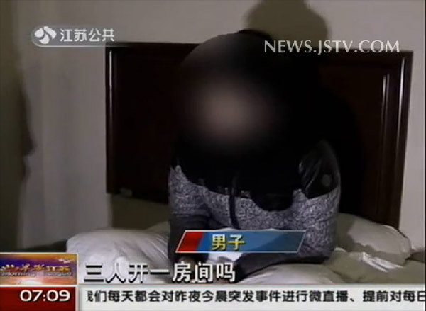 淮安男子情人节带2女同事开房裸睡 遇警察查房(图)