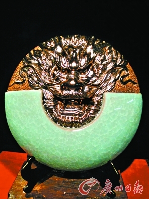 《果香》(广绣) 蔡玉真《富贵吉祥》(陶塑) 庞毅豪《江上人家》(玉雕)