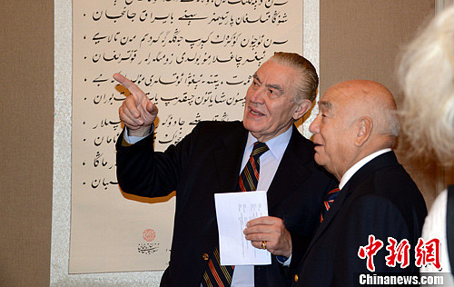 铁木尔达瓦买提诗歌书画欧洲巡展首站在巴黎开幕