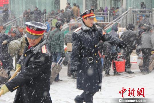 烏魯木齊迎大雪天氣 火車站啟動應急預案