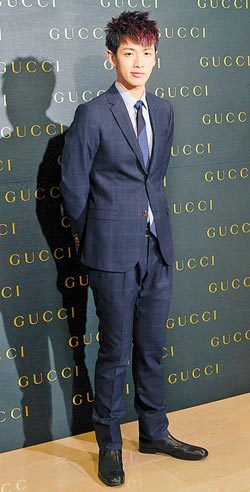 柯震东穿着低调有型,不比其它男星花俏,却因甜蜜恋情依旧成焦点,全身