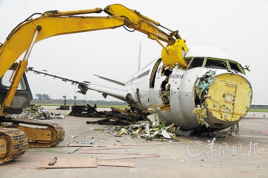 直击报废飞机拆卸作业 钩机出手一架波音变碎片