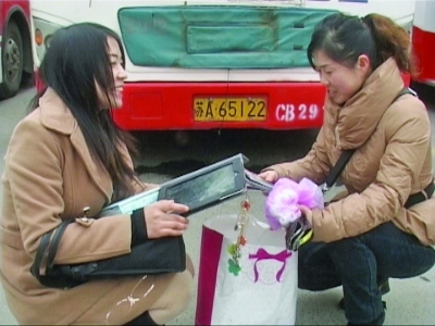 女白领乘公交丢苹果焉知非福她找回电脑还认个姐姐一起逛街去了